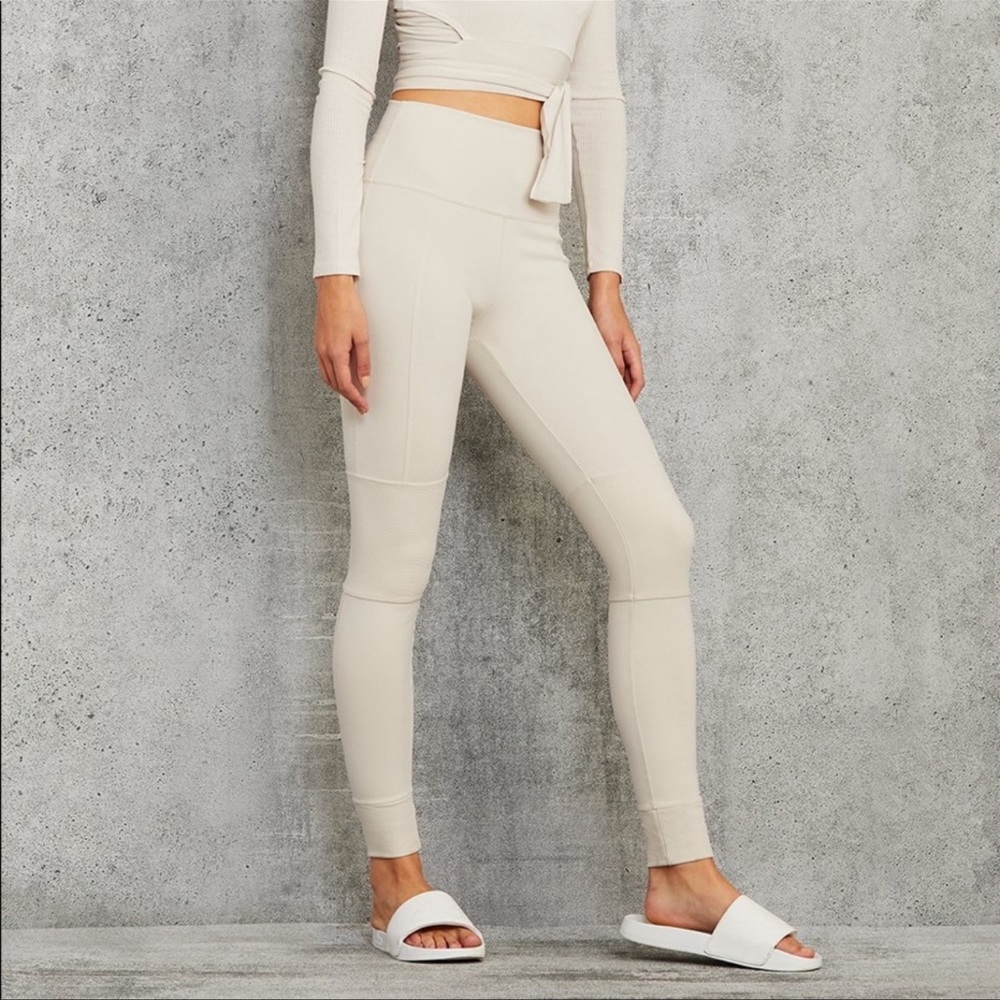 Alo Yoga High-Waist Avenue Legging in Bone.                  Women’s Medium